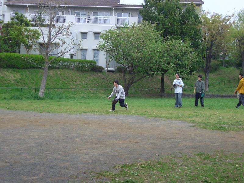 試合後、長谷川家裏の公園で軽く練習をしました。かなり貴重な写真です。